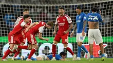 Gelandang Arsenal asal Norwegia, #08 Martin Odegaard (ketiga dari kiri), merayakan gol bersama rekan-rekan setimnya setelah mencetak gol pertama timnya dalam pertandingan Liga Champions UEFA – Fase Liga, Pekan ke-1, antara Napoli dan Arsenal di Stadion Diego Armando Maradona, Naples, pada 9 September 2026. (Andreas SOLARO/AFP)