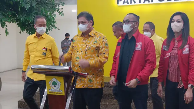 Ketua umum Partai Solidaritas Indonesia (PSI), Giring Ganesha, bersama Ketua Umum Partai Golkar Airlangga Hartarto di kantor Dewan   pimpinan Pusat Partai Golkar, Jakarta Barat, Selasa (23/8) (Rahmat Baihaqi/Merdeka.com)
