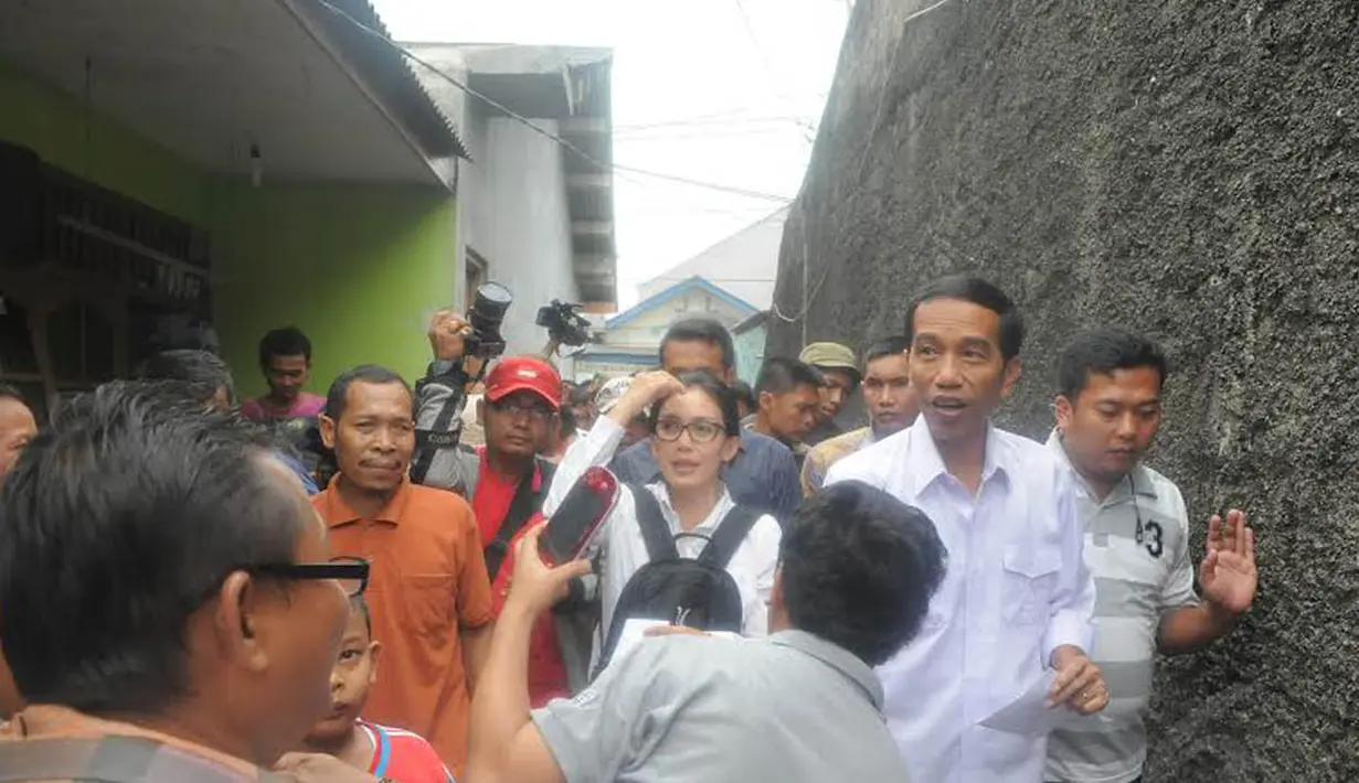 Ditemani Rieke Dyah Pitaloka, pria yang masih menjabat Gubernur DKI Jakarta ini bertandang ke rumah Abdullah yang mengalami kecelakaan kerja (Liputan6.com/Herman Zakharia)