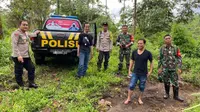 Aparat Desa Sumberarum bersama Kepolisian sektor Songgon dan TNI melakukan patroli di kawasan lereng Gunung Raung (Istimewa)