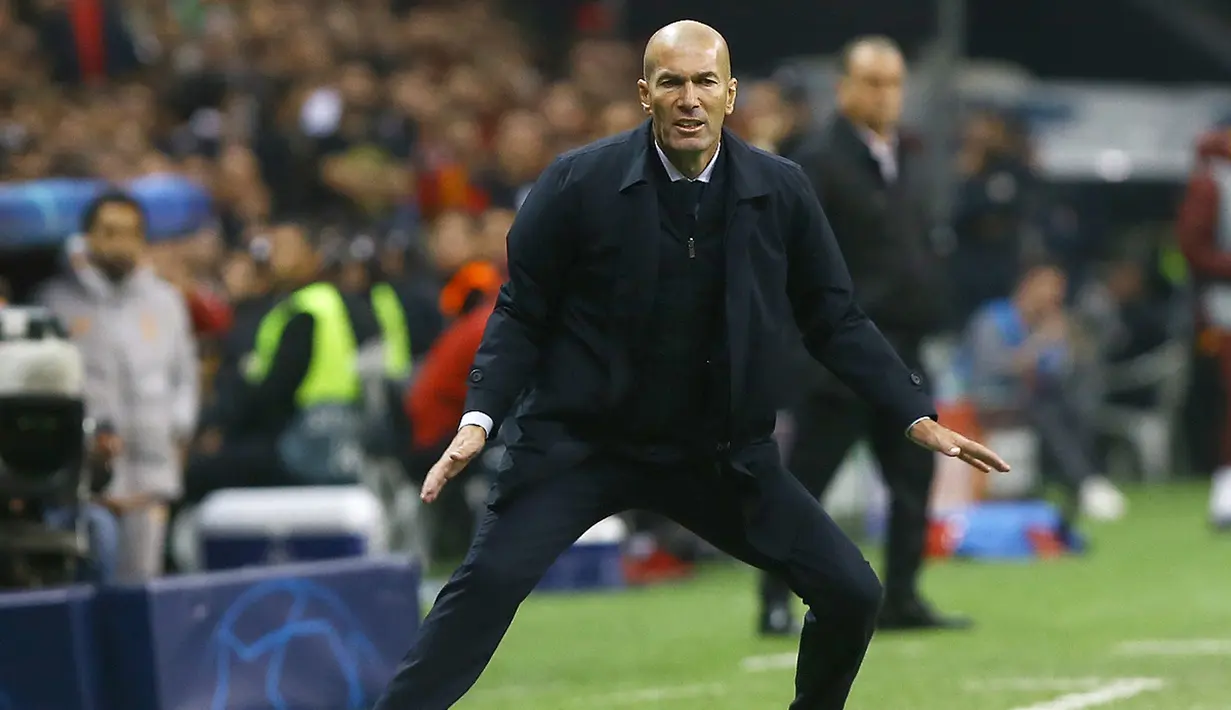 Pelatih Real Madrid, Zinedine Zidane, memberikan instruksi saat melawan Galatasaray pada laga Liga Champions di Stadion Ali Sami Yen Spor, Istanbul, Selasa (22/10). Galatasaray kalah 0-1 dari Madrid. (AFP/Gokhan Kilicer)