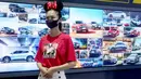 Seorang pemandu pameran tampak dalam Pameran Mobil Internasional Guangzhou ke-18 di China Import and Export Fair Complex di Guangzhou, Provinsi Guangdong, China selatan (20/11/2020).Pameran yang berlangsung selama 10 hari itu dibuka pada Jumat (20/11). (Xinhua/Chen Jianli)