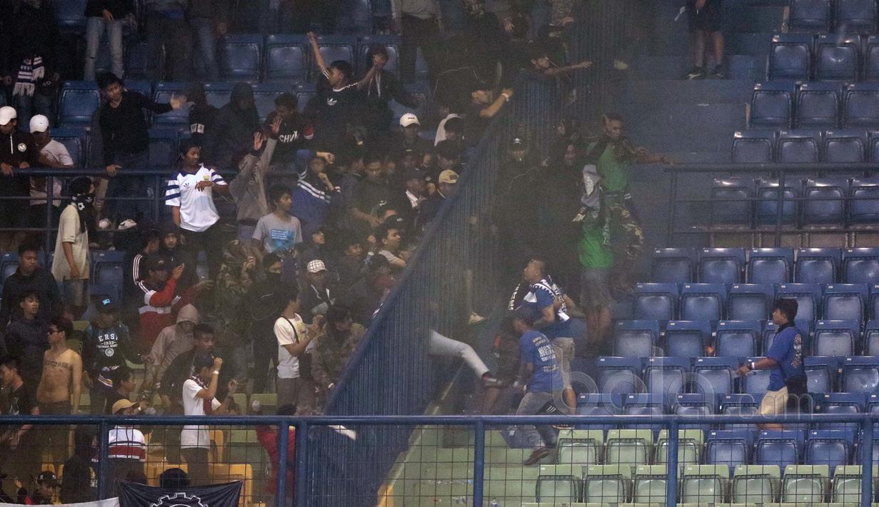 Bentrok pun terjadi antara Bobotoh dan kelompok pembuat onar tersebut usai laga Persib Bandung melawan Persipura Jayapura pada laga Liga 1 2017 di Stadion GBLA, Minggu (7/5/2017). Persib Bandung menang 1-0. (Bola.com/Nicklas Hanoatubun)