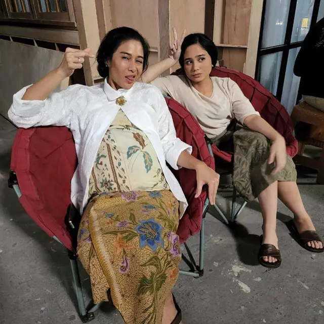 7 Potret Kompak Tissa Biani dan Dian Sastrowardoyo di Balik Serial Gadis Kretek