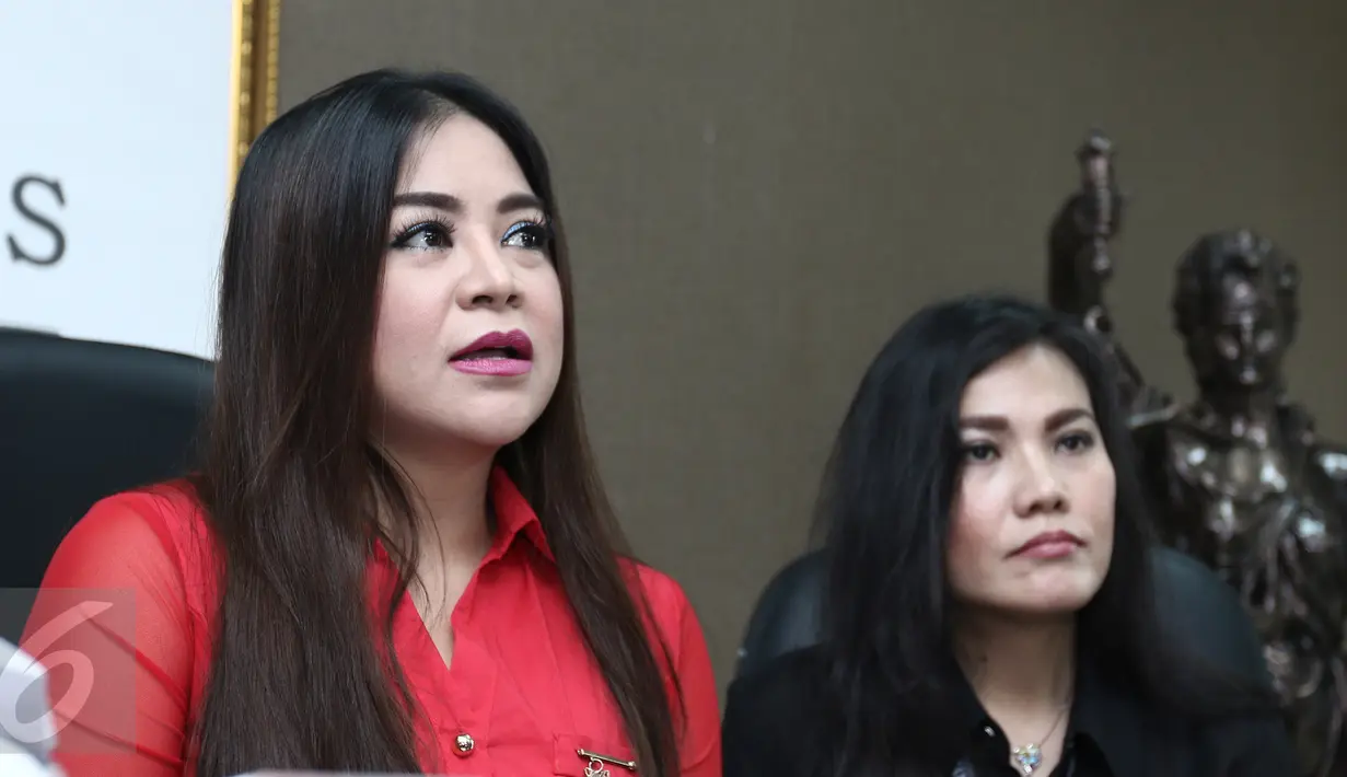 Penyanyi dangdut Annisa Bahar (kiri) saat menggelar konferensi pers di kawasan Permata Hijau, Jakarta, Senin (27/2). Annisa Bahar akan menggugat kembali Sandy Tumiwa dalam waktu dekat. (Liputan6.com/Herman Zakharia)