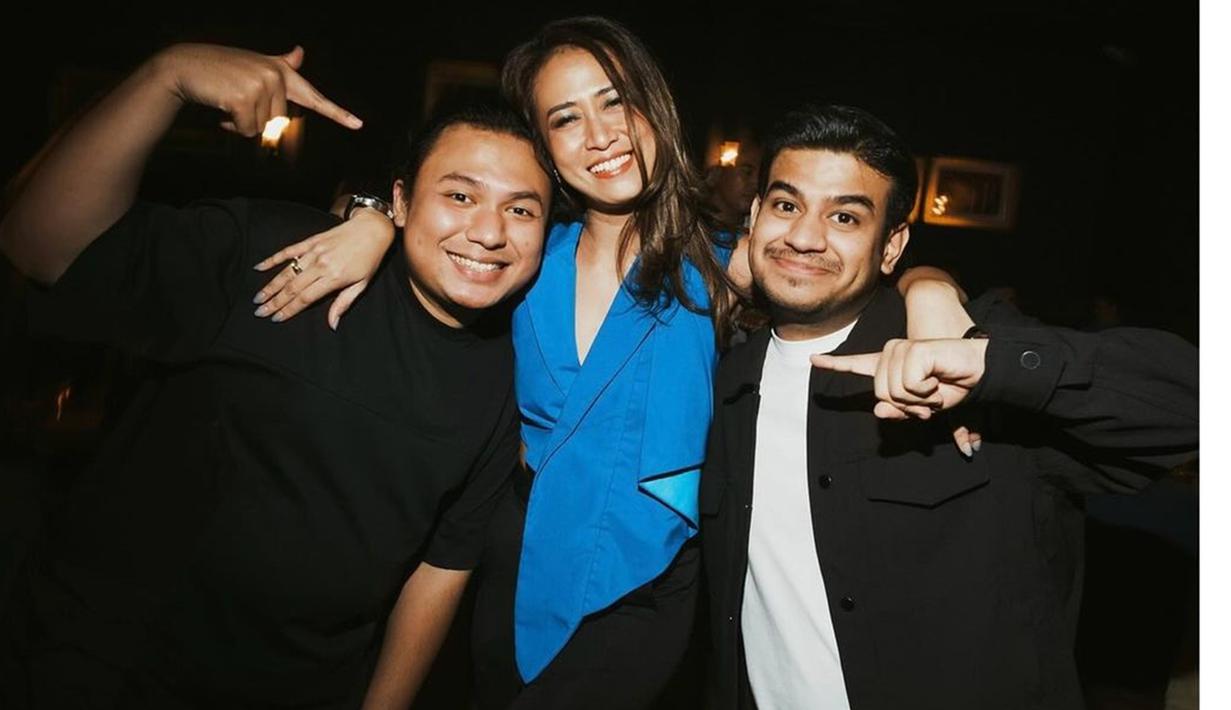 Pasangan Syahnaz Sadiqah dan Jeje Govinda juga turut hadir di pesta tersebut. Selain itu, tampak pula sederet selebgram terkenal, seperti Keanu AGL serta Fadil Jaidi yang juga dikenal dekat dengan kalangan artis. Mereka tampak berfoto akrab dengan Gita. (Liputan6.com/IG/@gitajanu)