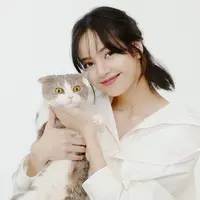 Lalisa Manoban atau Lisa Blackpink memang dikenal sebagai pecinta kucing. Bahkan, saat ini dirinya telah memiliki 5 ekor kucing yang dipelihara di kediamannya. (Liputan6.com/IG/@lalalalisa_m)
