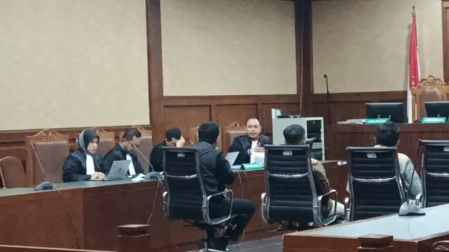 Tangis Eks Pejabat Bea Cukai Pecah saat Cerita Mengorbankan Diri demi Atasan