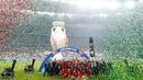 Pesta juara pemain Portugal dengan trofi Piala Eropa 2016, Senin (11/7/2016) dini hari WIB. (Reuters/Kai Pfaffenbach)