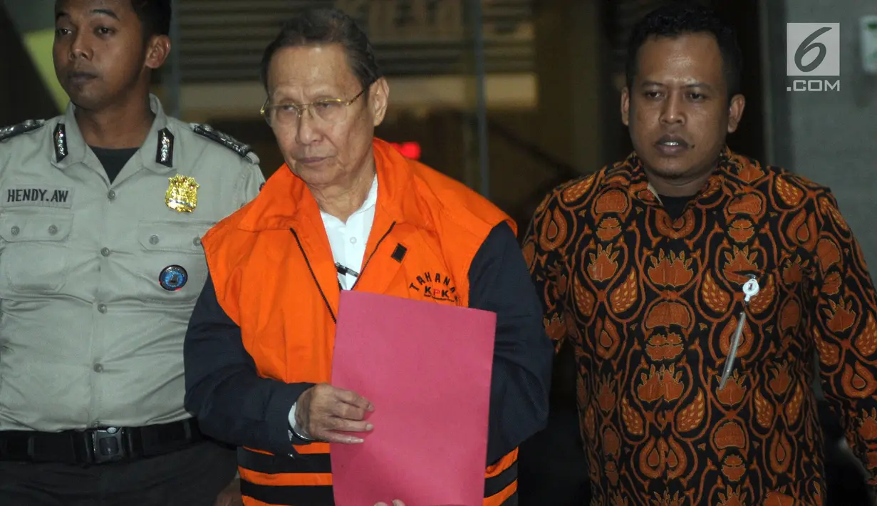 Pemilik PT Fajar Mulia Trasindo, Pieko Nyotosetiadi dikawal petugas usai menjalani pemeriksaan pasca OTT di Gedung KPK, Jakarta, Rabu (4/9/2019). Pieko Nyotosetiadi ditahan karena memberikan suap Direktur Utama PTPN III (Persero), Dolly Pulungan sebesar Sin$345 ribu. (merdeka.com/Dwi Narwoko)