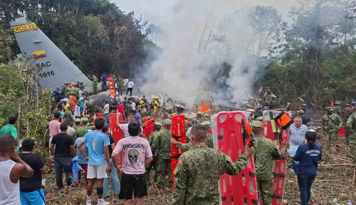 Pihak berwenang setempat melaporkan, sedikitnya delapan orang tewas dan puluhan lainnya luka-luka dalam kecelakaan itu. Tampak dalam foto, orang-orang berdiri di sekitar pesawat kargo militer yang jatuh setelah lepas landas dari Puerto Leguizamo, Kolombia, sebuah kotamadya terpencil di provinsi Amazon Putumayo, Senin, 23 Maret 2026. (MiPutumayo via AP)