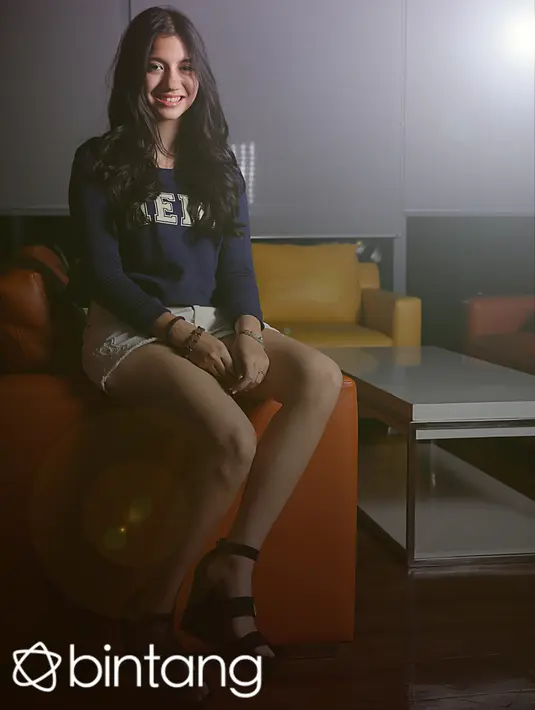 Cassandra Lee yang lama menetap di luar negeri memang bahasa Indonesianya belum terlalu lancar.  Namun ia tidak marah ataupun kesal dinilai seperti itu. Ia menerimanya dengan lapang dada. (Nurwahyunan/Bintang.com)