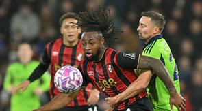 Pemain Bournemouth, Antoine Semenyo saat bermain di Liga Inggris 2025/2026. (Glyn KIRK / AFP)