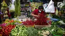Pedagang menata cabai saat menunggu pembeli di kiosnya di Pasar Mede, Jakarta, Rabu (15/12/2021). Harga pangan yang naik antara lain semua jenis cabe, bawang-bawangan serta minyak goreng. (Liputan6.com/Faizal Fanani)