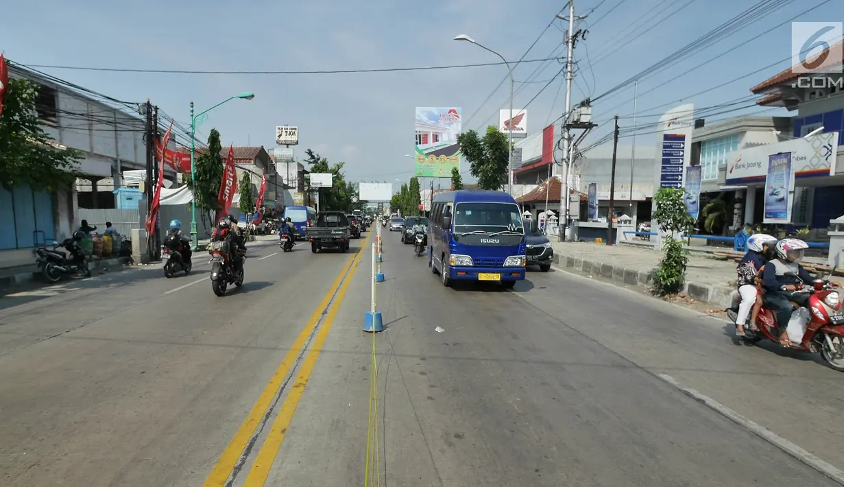 Kendaraan melintas di Jalur Maya, Pantura, Tegal, Jawa Tengah, Minggu (2/6/2019). Lalu lintas terpantau ramai lancar kendati berlakunya sistem satu arah di Jalan Tol Trans Jawa membuat kendaraan menuju Jakarta dialihkan melalui jalur arteri Pantura. (Liputan6.com/Herman Zakharia)