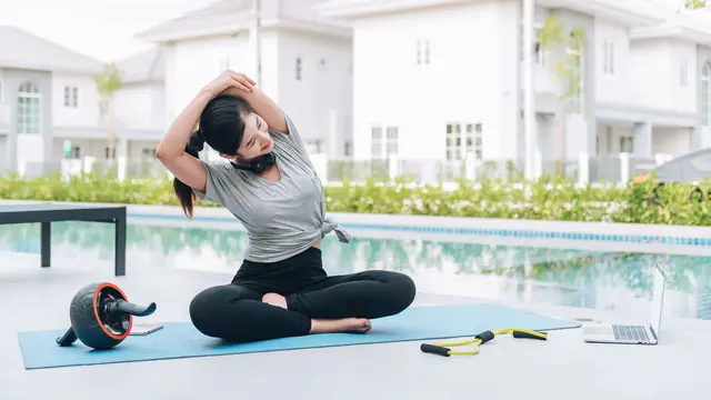 Ilustrasi melakukan yoga