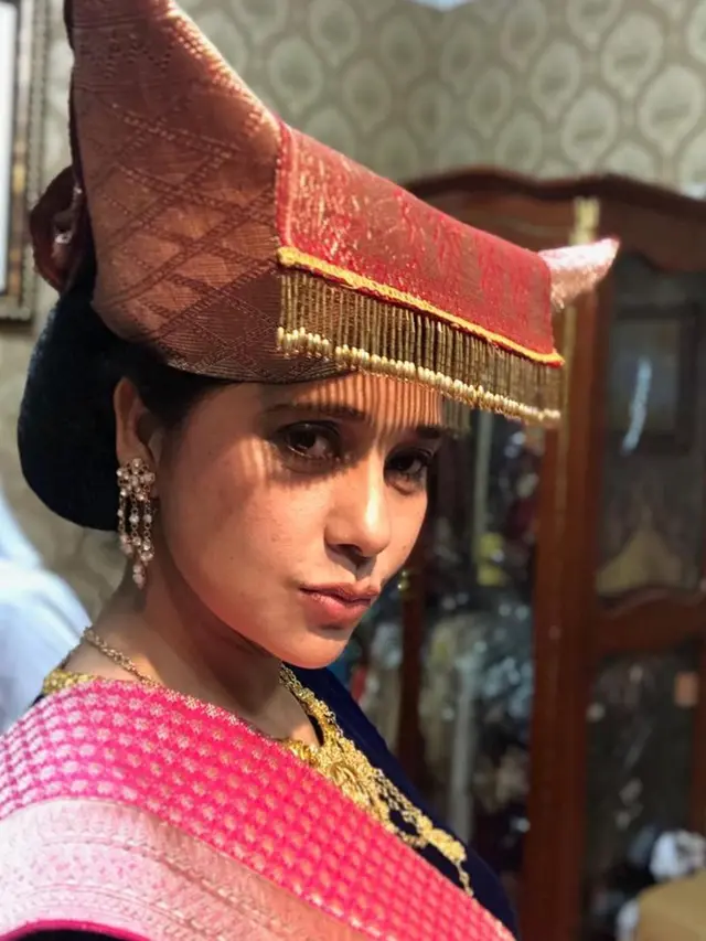 Raih Penghargaan Bunda Etnik Indonesia, Ini 6 Potret Ayu Azhari Pakai Baju Tradisional