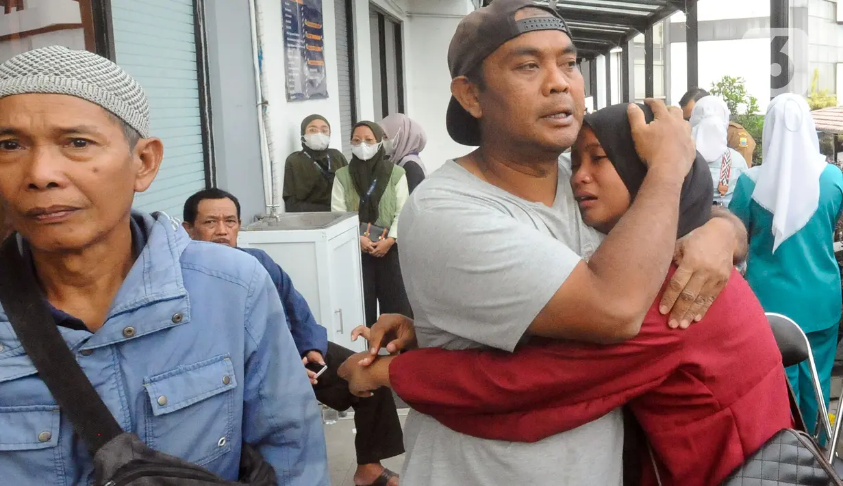 <p>Seorang pria menenangkan seorang wanita yang menangis di RSUD Cimacan, Cianjur, Jawa Barat, Senin (21/11/2022). Hingga berita ini ditulis, Bupati Cianjur Herman Suherman menyebut jumlah korban meninggal akibat gempa magnitudo 5,6 yang mengguncang Cianjur sudah mencapai 56 orang dan 700 lebih lainnya luka-luka. (merdeka.com/Arie Basuki)</p>