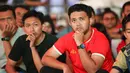 Fans Garuda tampak tegang pada saat nonton bareng pertandingan Timnas Indonesia vs China di Kompleks Stadion Utama Gelora Bung Karno (SUGBK), Senayan, Jakarta, Selasa (15/10/2024) malam WIB. (Bola.com/Abdul Aziz)