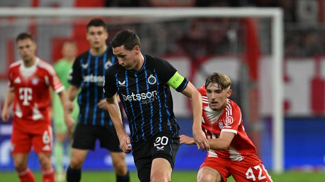 Pemain Club Brugge, Hans Vanaken, berebut bola dengan pemain Bayern Munchen, Lennart Karl