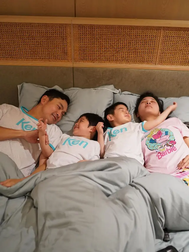 Sandra Dewi dan keluarga di tempat tidur (Instagram/sandradewi88)