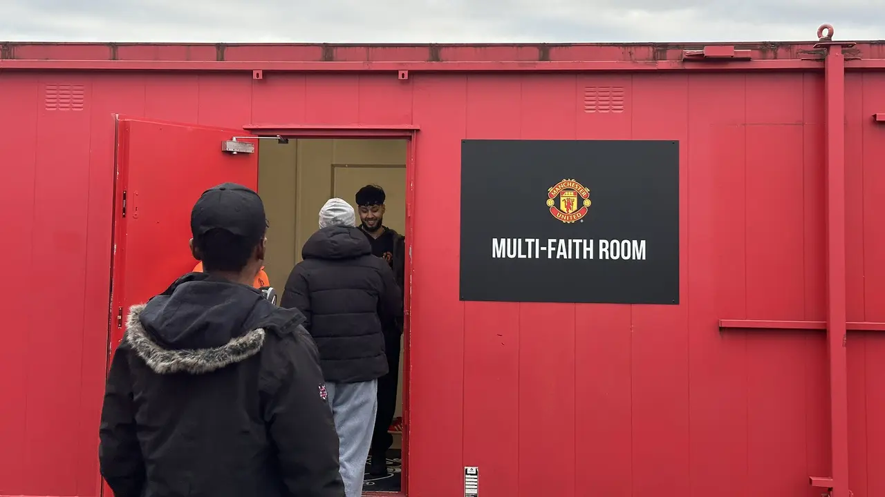 Tempat Salat Stadion Old Trafford