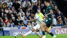 Penyerang Real Madrid, Rodrygo, saat melepas tembakan yang menjadi gol bagi timnya dalam laga menghadapi Man City di matchday keenam Liga Champions 2025/2026 di Santiago Bernabeu, Kamis (11/12/2025) dini hari WIB. (Oscar DEL POZO / AFP)