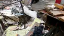 Puing-puing bekas ledakan bom yang terjadi di sebuah pasar di Baghdad, Irak (31/12). Sejauh ini belum ada pihak yang mengaku bertanggung jawab terhadap serangan bom tersebut. (Reuters/Ali al-Mashhadan )