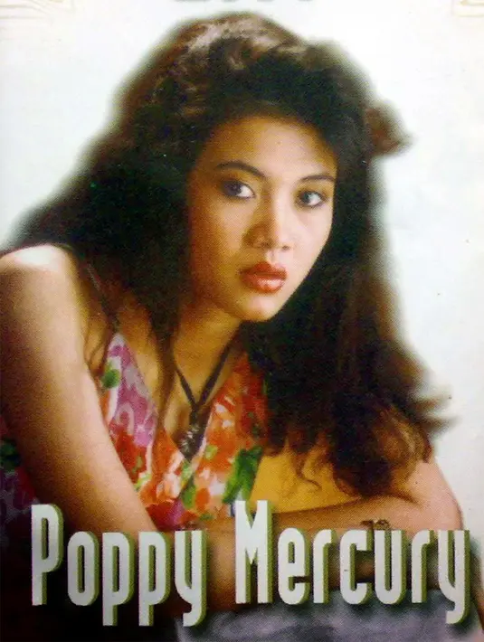 Penyanyi asal Bandung Poppy Mercury juga meninggal saat dipuncak karier. Penyanyi yang populer lewat lagu Surat Undangan itu meninggal dunia dalam usia 22 tahun. Meninggal akibat komplikasi Maag, radang tenggorokan dan rematik. (Istimewa)