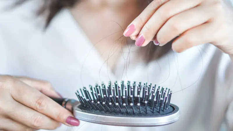 Menyebabkan Timbulnya Jerawat dan Perontokan Pada Rambut