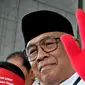 Plt Ketua KPK Taufiequrachman Ruki mengenakan sarung tangan sebagai bentuk aksi protes, di gedung KPK, Jakarta, Jum'at (9/10/2015). (Liputan6.com/Andrian M Tunay)