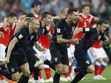 Para pemain Kroasia merayakan kemenangan atas Rusia pada laga perempat final Piala Dunia di Stadion Fisht, Sochi, Sabtu (7/7/2018). Kroasia menang 2-2 (4-3) atas Rusia. (AP/Darko Bandic)