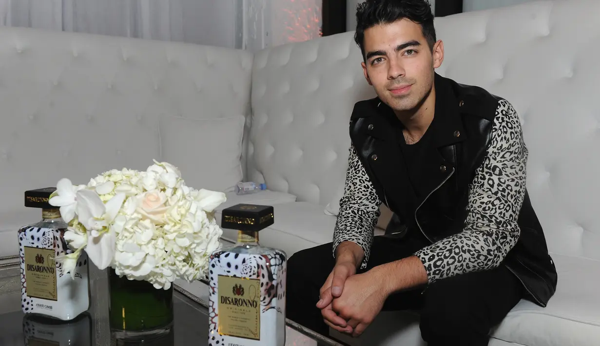 Sumber pun mengatakan Joe terobsesi dengan Gigi dan telah begitu untuk waktu yang lama. Dia mengirim sms dan meneleponnya bahkan ketika Gigi bersama dengan Cody (Simpson). Joe menahan Gigi dan ingin dia ikut dalam tur Joe. (AFP/Bintang.com)