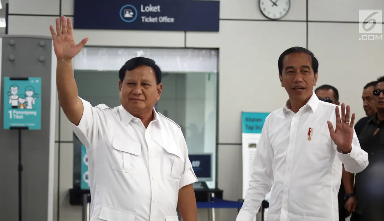 Presiden terpilih Joko Widodo atau Jokowi dan Ketua Umum Partai Gerindra Prabowo Subianto melambaikan tangan saat bertemu di Stasiun MRT Lebak Bulus, Jakarta, Sabtu (13/7/2019). Keduanya tampak akrab saat bertemu. (Liputan6.com/JohanTallo)