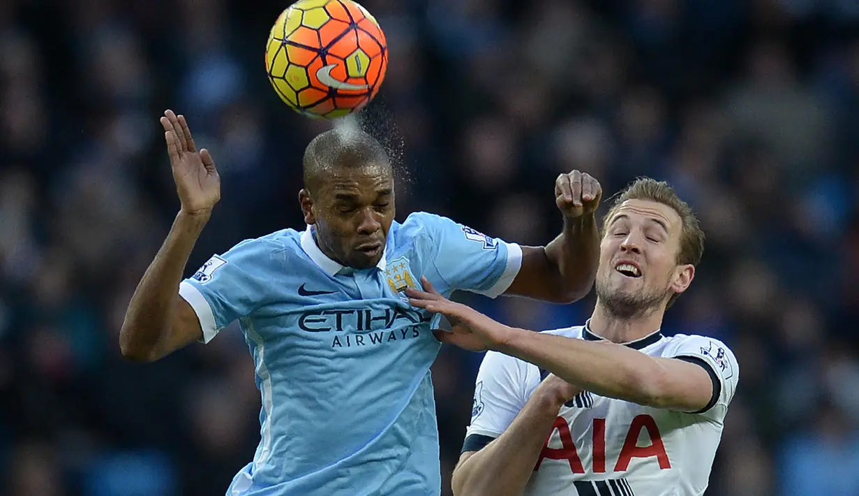 Manchester City, Fernandinho (kiri) berebut bola dengan pemain Tottenham Hotspur, Harry Kane pada lanjutan Liga Inggris pekan ke-26 di Stadion Etihad, Minggu (14/2/2016). Spurs menang 2-1. (AFP/Oli Scarff)