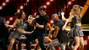 Penyanyi Ricky Martin tampil bersama para dancernya pada acara Latin Grammy Awards 2015 di Las Vegas, Kamis (19/11). (REUTERS/Mario Anzuoni)