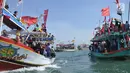 Nelayan Desa Sendang Sikucing Kendal, Jawa Tengah melakukan ritual pesta laut  dengan berdoa bersama di muara pantai, Minggu (7/10). Dalam ritual ini para nelayan kemudian melarung kepala kerbau di  tengah laut. (Liputan6.com/Gholib)