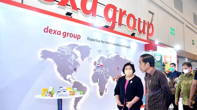 Presiden Joko Widodo (Jokowi) didampingi oleh Komisaris Utama Dexa Group Ibu Gracianti Soetikno saat mengunjungi booth Dexa Group di acara Trade Expo Indonesia 2022, ICE BSD, Tangerang, Rabu, 19 Oktober 2022..