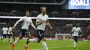 Penyerang Tottenham Hotspur, Harry Kane (tengah) menyumbangkan dua gol saat timnya menang atas Liverpool pada laga Premier League di Wembley Stadium, London, (22/10/2017). Tottenham menang 4-1. (AFP/IKIMAGES/Ian Kington)