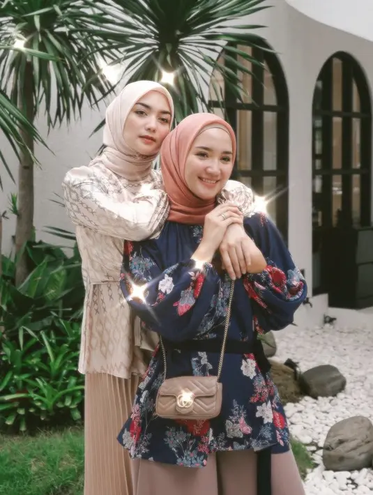 Tampilan kasual, Citra dengan atasan satin cokelat dan bawahan plistket serasi dengan warna kerudungnya. Lalu Erica mengengakan atasan biru navyd dipadukan awahan cokelat dan kerudung peachnya. Credit: Instagram (@citraciki)