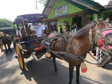 Menparekraf Sandiaga Uno mengunjungi desa wisata dengan naik andong di  Desa Candirejo, Magelang, Jawa Tengah, Jumat (4/6/2021). Desa wisata yang dikenal sebagai simbol budaya jawa juga menghasilkan kerajinan tangan dari batu alam (ulekann, cobek, stupa hiasan). (Liputan6.com/HO/Kemenparekraf)