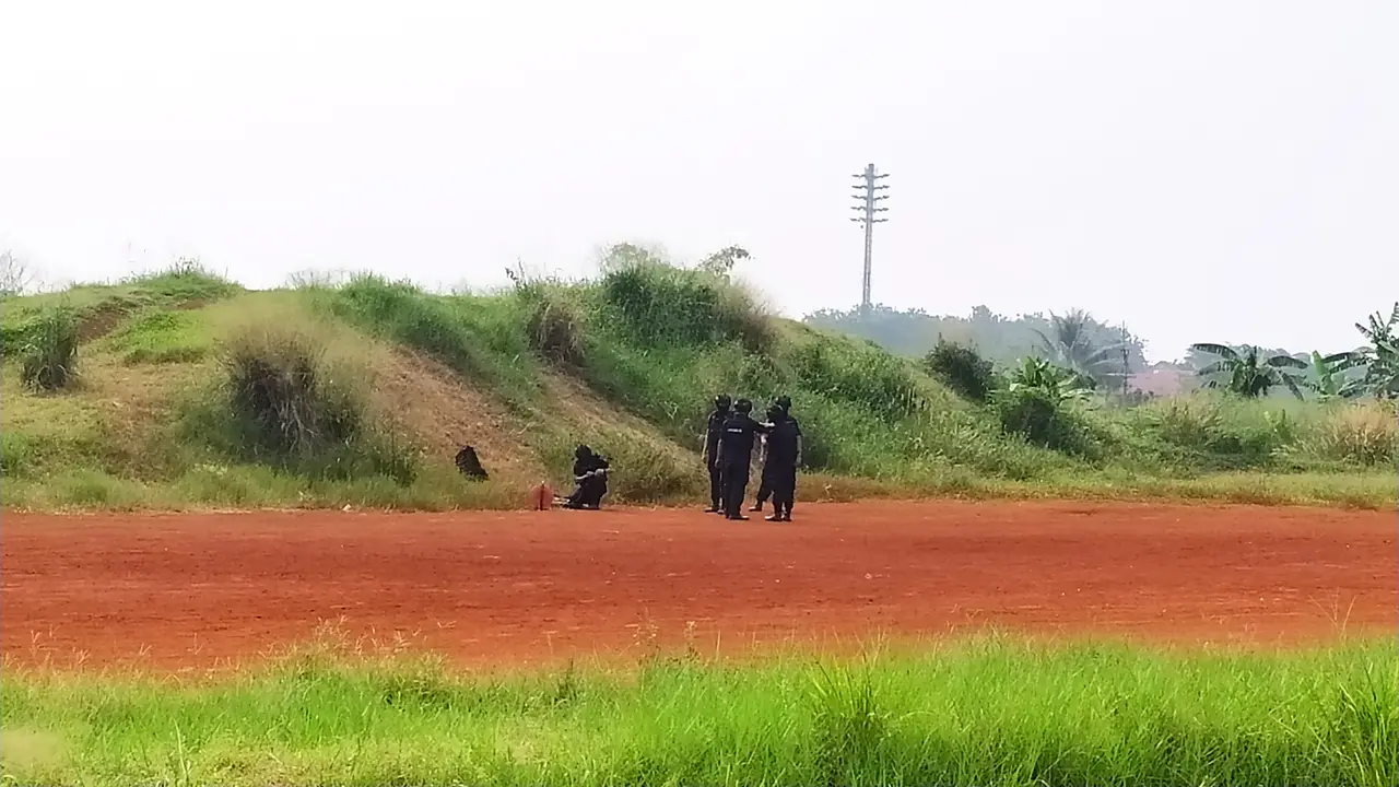 Polisi meledakkan bom yang ditemukan di rumah terduga teroris E di Cibinong, Bogor.