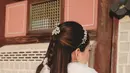 Tampil totalitas sebagai princess, Alyssa menata rambut panjangnya dengan half braided ponytail. Berhiaskan slayer putih emas dan aksesori bernuansa bunga di kepala [@alyssadaguise]