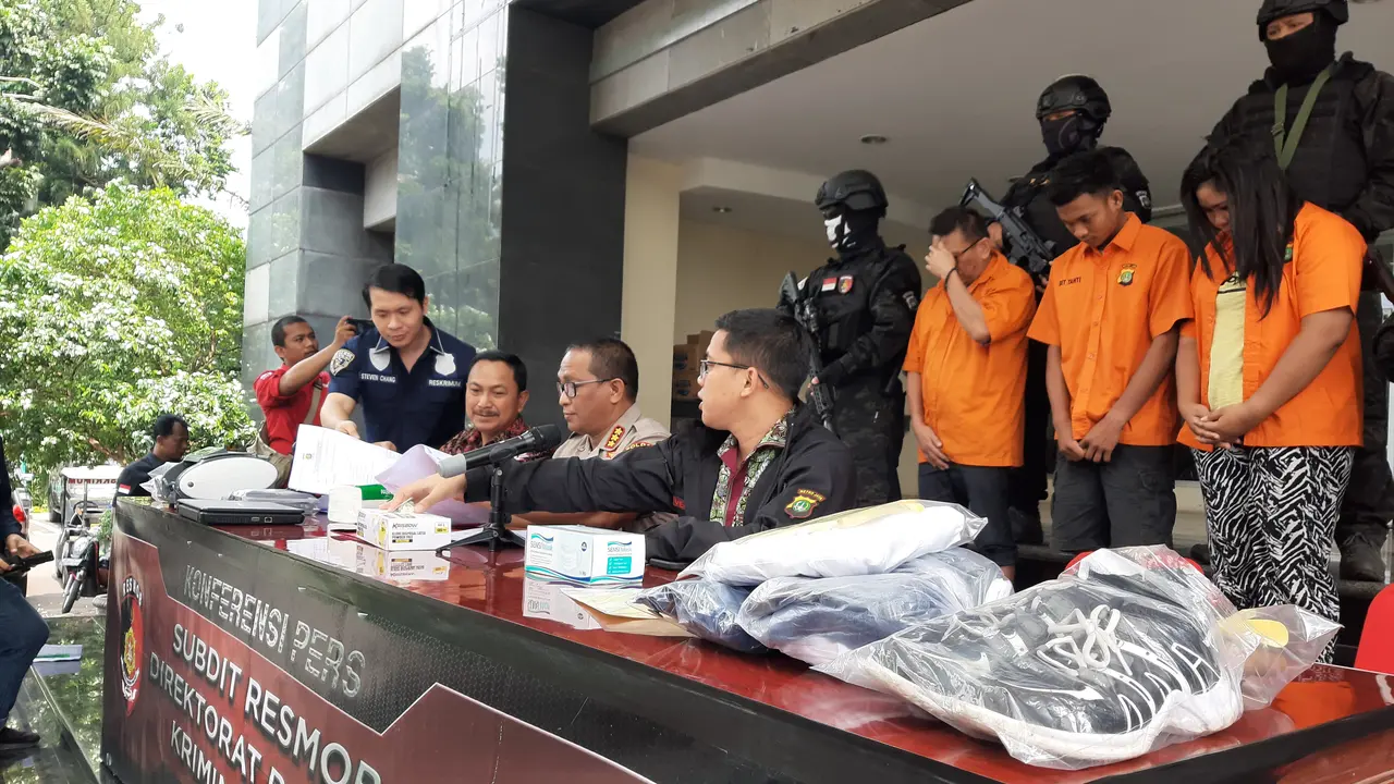 Polda Metro Jaya menangkap pelaku pembuat sekaligus pengedar dolar palsu di Apartemen Taman Rasuna Said, Jakarta