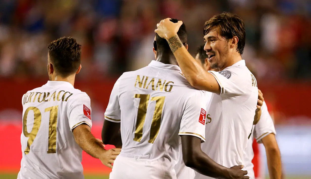 Pemain AC Milan merayakan kemenangan atas Bayern Munchen dalam International Champions Cup 2016 di Soldier Field, Chicago, Kamis (28/7/2016) pagi WIB. (AFP/Tasos Katopodis)
