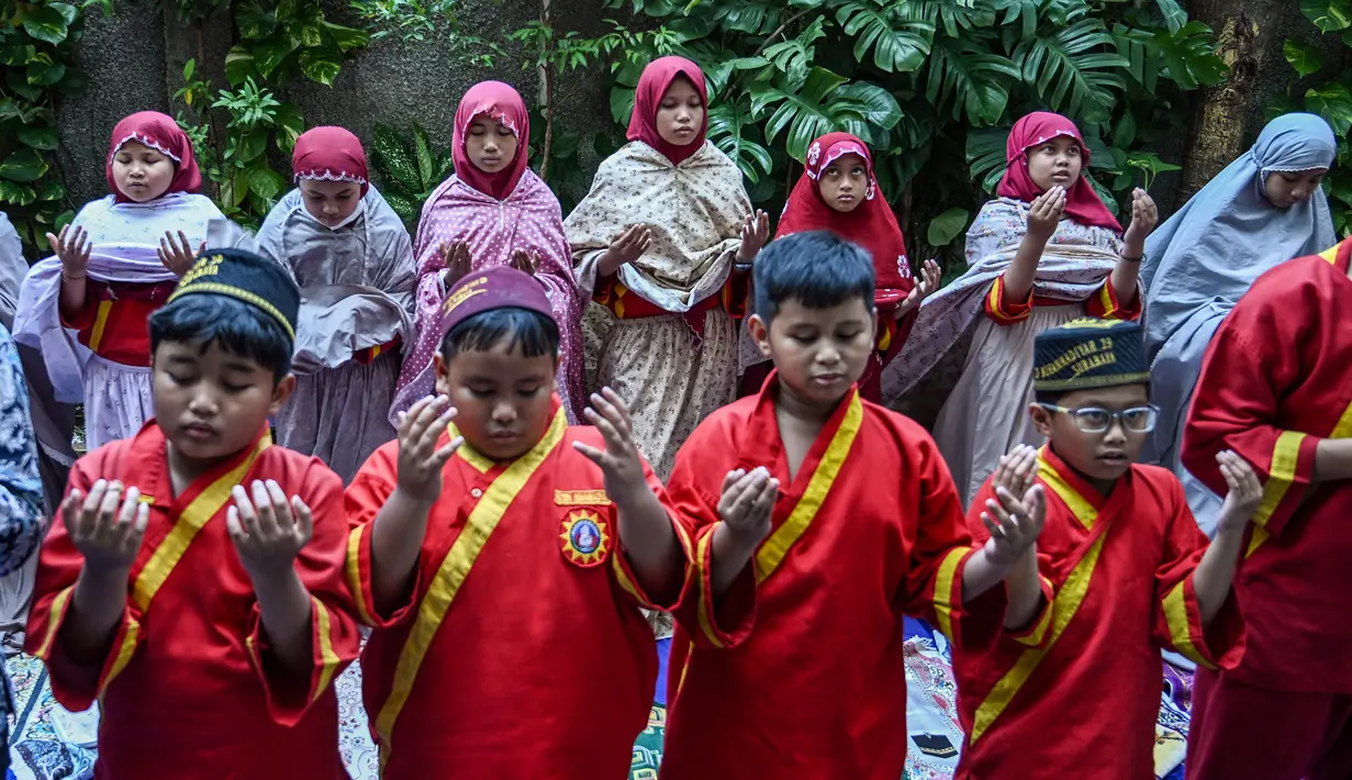 Sejumlah pelajar dari pondok pesantren Muhammadiyah mengikuti salat Istisqa untuk memohon turunnya hujan di tengah kekeringan berkepanjangan akibat fenomena El Niño di Surabaya, Jawa Timur, Kamis (22/10/2026). (JUNI KRISWANTO/AFP)