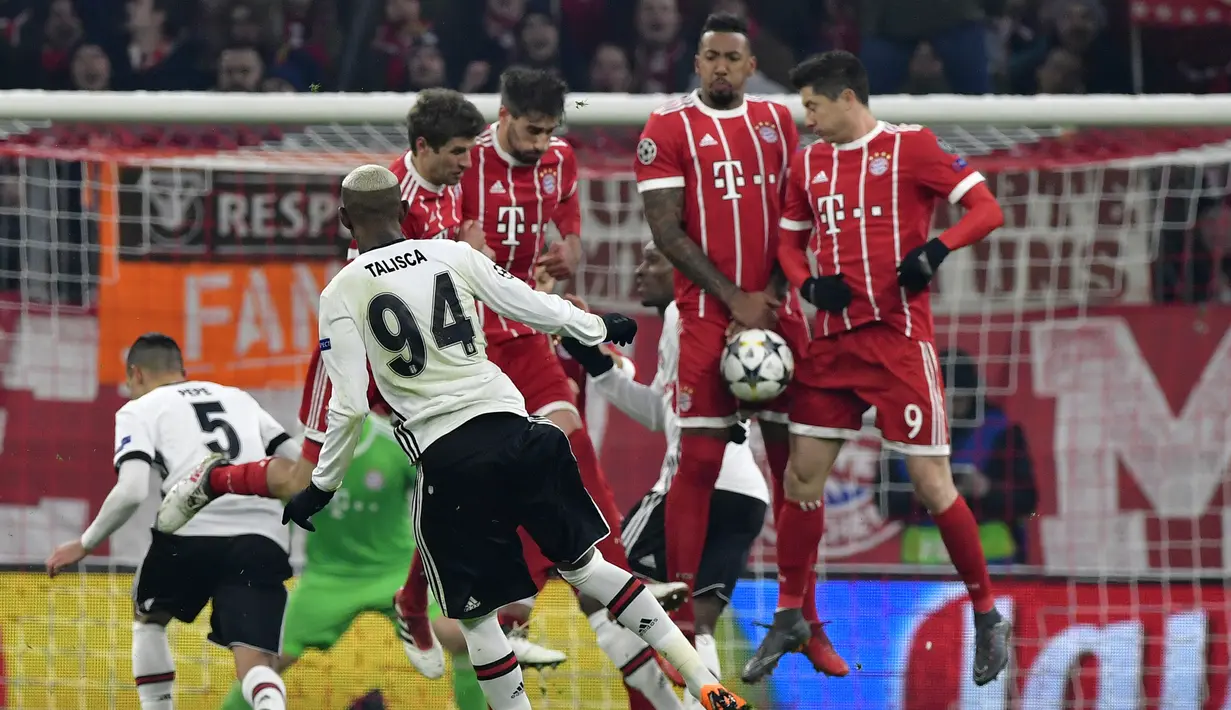 Gelandang Besiktas, Talisca, melakukan tendangan bebas saat melawan Bayern Munchen pada laga Liga Champions di Stadion Allianz Arena, Munchen, Selasa (20/2/2018). Munchen menang 5-0 atas Besiktas. (AFP/John Macdougall)