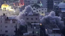 Asap mengepul saat tentara Israel menghancurkan sebuah rumah di kamp Asker untuk pengungsi Palestina di sebelah timur kota Nablus di Tepi Barat yang diduduki, pada awal 8 Agustus 2023. (AFP/Jaafar Ashtiyeh)