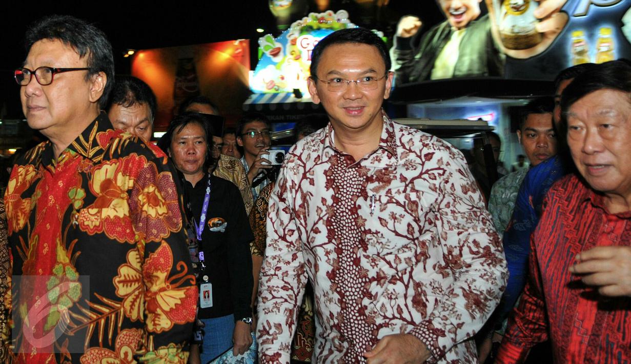 Gubernur DKI Jakarta, Basuki Tjahaja Purnama (tengah) saat tiba di acara Pembukaan Jakarta Fair 2016, Jakarta, Jumat (10/6/2016). Ajang arena dan hiburan Jakarta Fair 2016 akan berlangsung selama 38 hari kedepan. (Liputan6.com/Yoppy Renato)