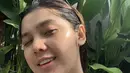 <p>Ia pun tak ragu memerlihatkan wajah tanpa makeup, dalam potret ini ia tampil dengan kulit wajah sehat tanpa noda.&nbsp;@rayanurfitrird</p>